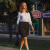 Блузка в дрібний горошок з регульованим 3/4 рукавом біла Roza