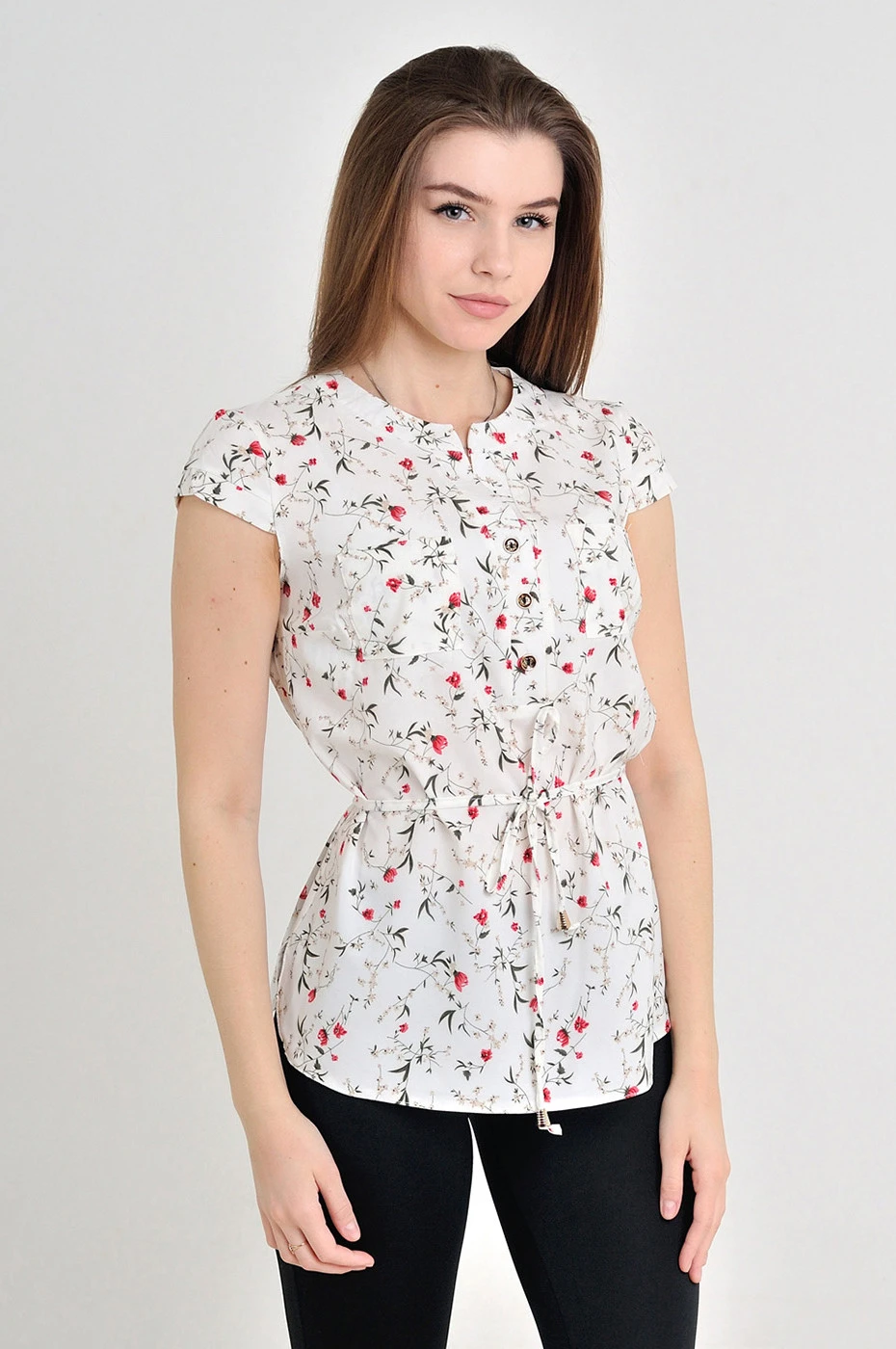 Блузка у дрібну квітку молочна Luxury з круглим вирізом та рукавом крило