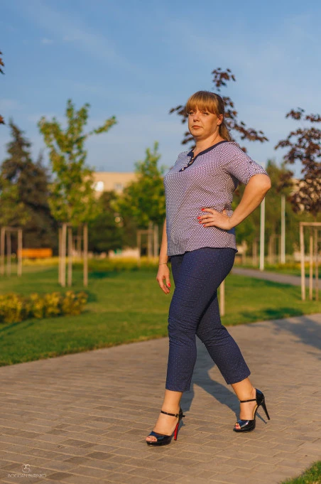 Жіноча блузка великого розміру темно-синя в білий горох Емма