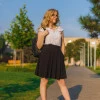 Біла літня блузка з оригінальною брошкою