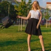 Біла літня блузка з оригінальною брошкою