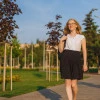 Біла літня блузка з оригінальною брошкою