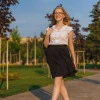 Біла літня блузка з оригінальною брошкою