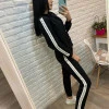 Прогулянковий костюм чорного кольору з капюшоном в спортивному стилі з декорованими лампасами Vincenove