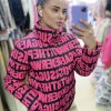 Коротка зимова куртка на холофайбер чорна з малиновими літерами