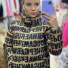 Коротка зимова куртка на холофайбер кавового кольору з чорними літерами