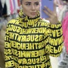 Коротка зимова куртка на холофайбер чорна з жовтими літерами
