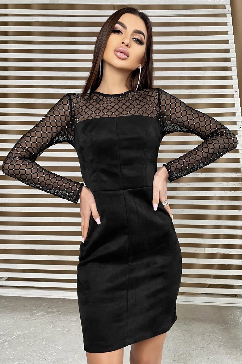 Коктейльна сукня-футляр декорованою сіткою зі стразами чорна