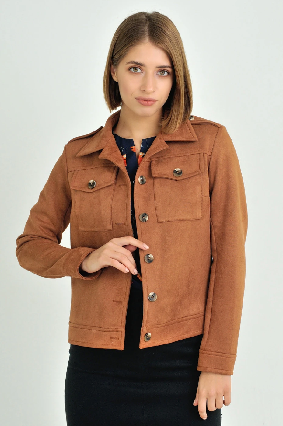 Жакет на ґудзиках піджачного стилю кольору карамель з великими кишенями